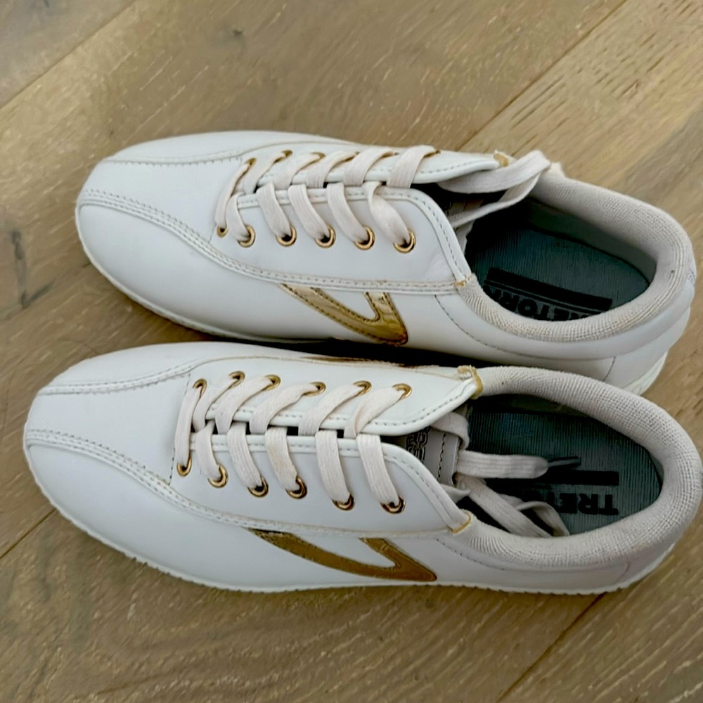 Brand new Tretorn sneakers, they are a size 8 but fit more like a 9.